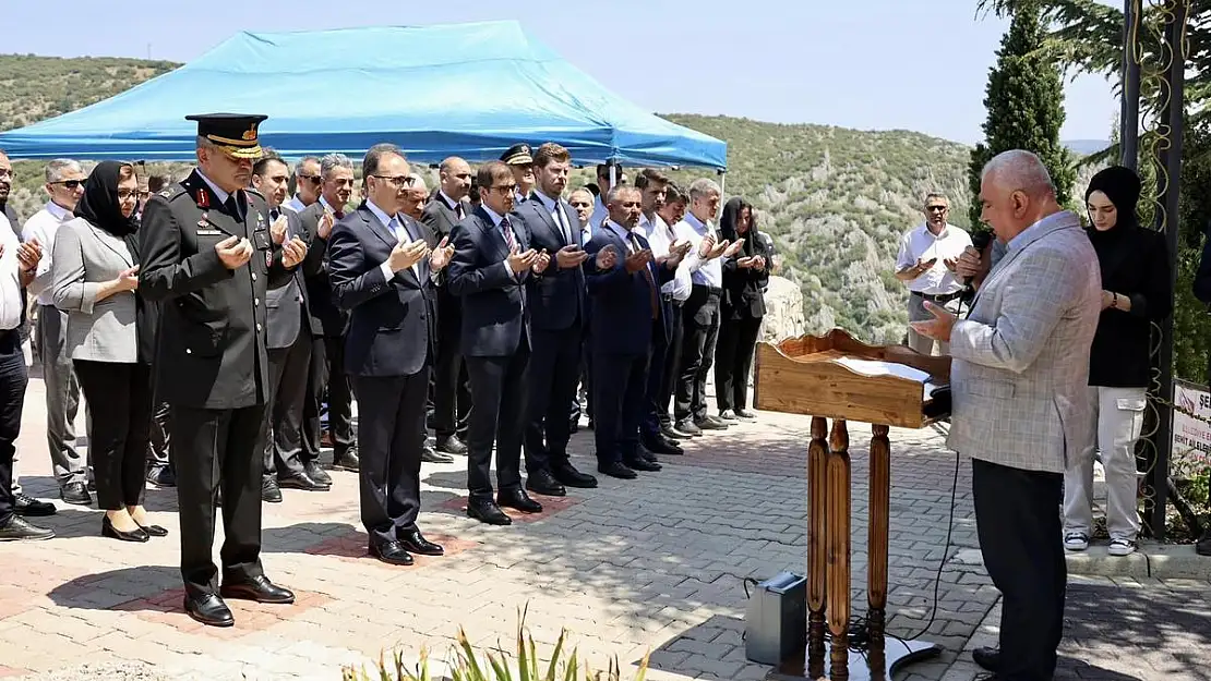 15 Temmuz Demokrasi ve Milli Birlik Günü programları çerçevesinde şehitlik ziyaret edildi