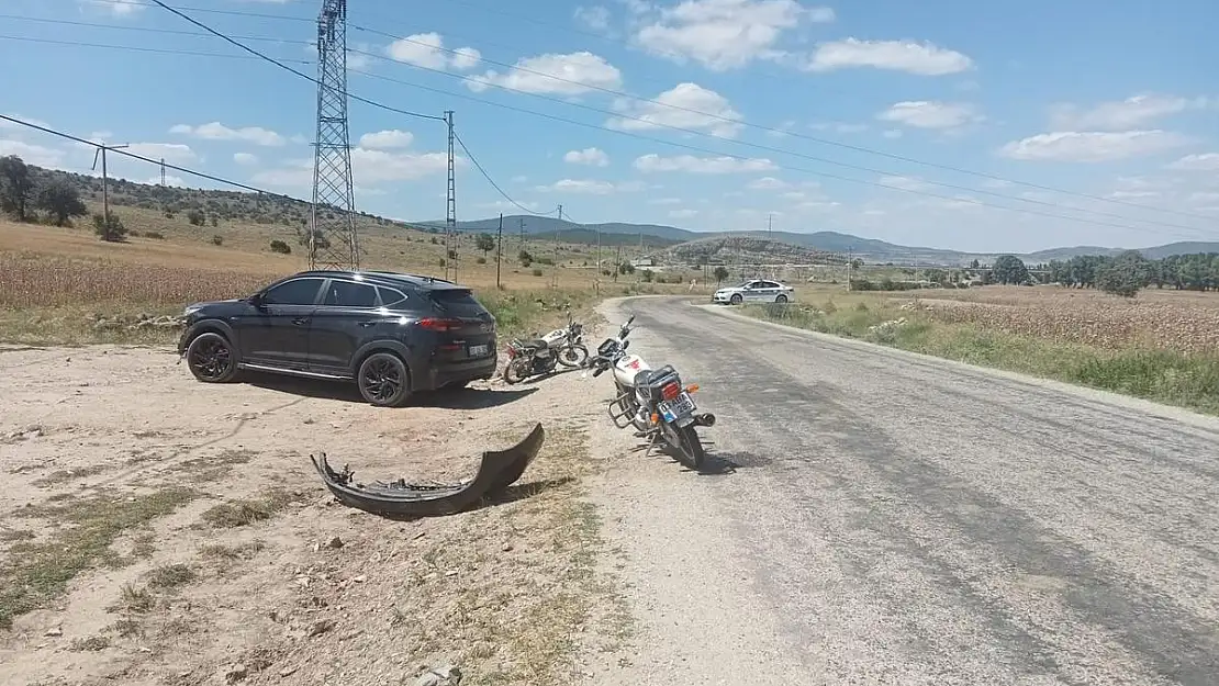 2 motosiklet bir otomobille çarpıştı, 3 kişi yaralandı