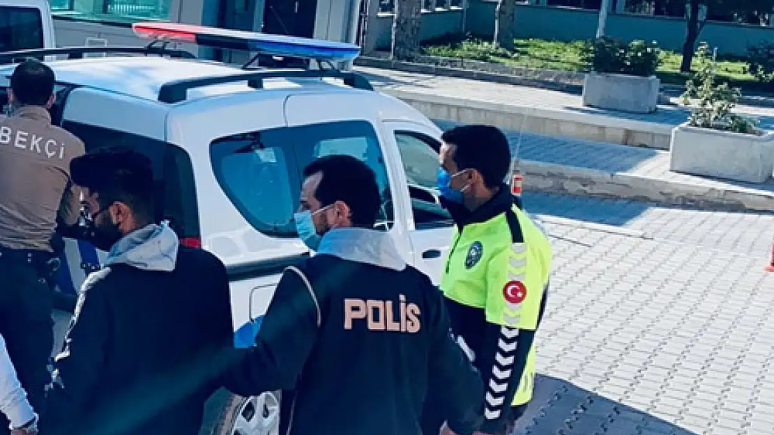 2 otomobilde  5 düzensiz  göçmen yakalandı