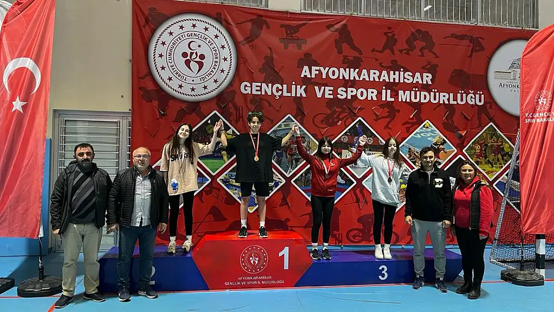 24 Sporcu 'Öğretmenler Günü' İçin Raket Salladı