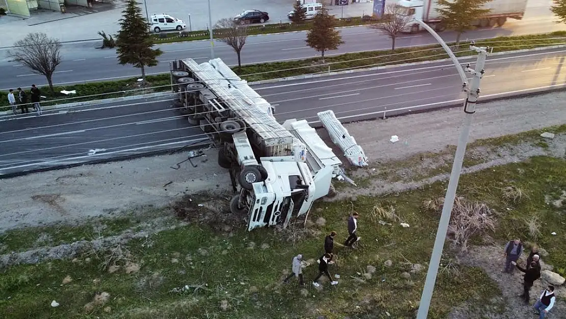 Panel yüklü tır devrildi, karayolunun bir yönü 2 saat trafiğe kapalı kaldı