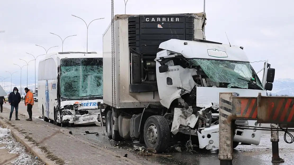 2’si çocuk 15 kişinin yaralandığı kazada enkaz kaldırma çalışması sürüyor