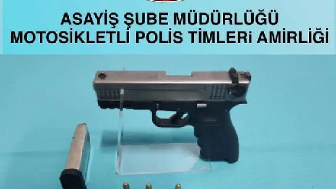 4 Şüphelinin Üzerinde 1 Ruhsatsız Tabanca Ve Uyuşturucu Maddeler Ele Geçirildi