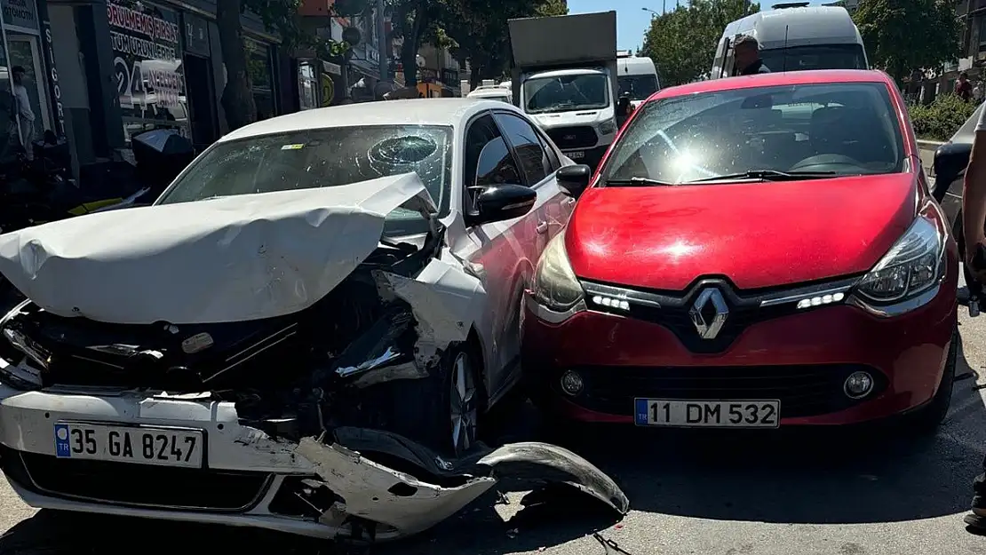 5 Aracın Karıştığı Zincirleme Trafik Kazasında 1 Kişi Yaralandı