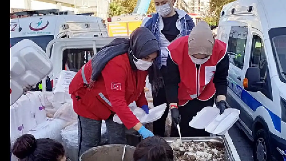 AFSÜ’lü öğrenciler depremzedelerin  yardımına koştu