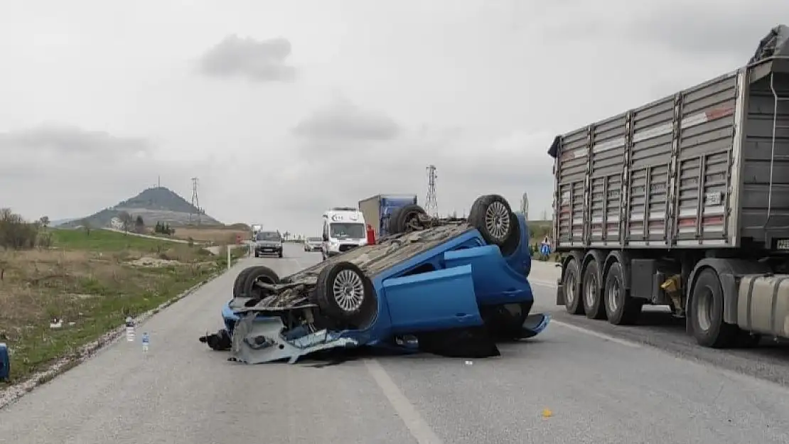 Afyon-Bolvadin’de takla atan otomobil yol ortasında ters dönerek durdu