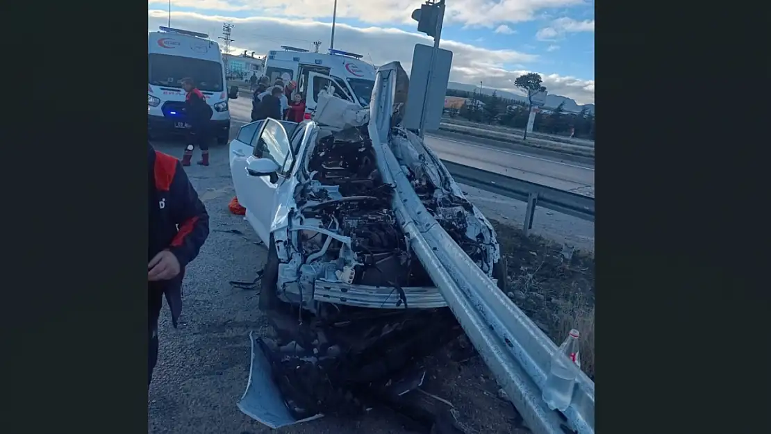 Afyon'da Feci Trafik Kazası: Araç Hurdaya Döndü