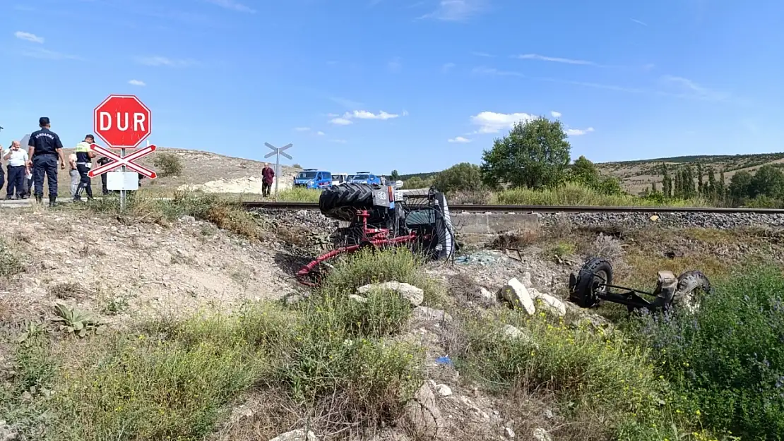 Afyon'da Yolcu Treni Hemzemin Geçitte Traktöre Çarptı