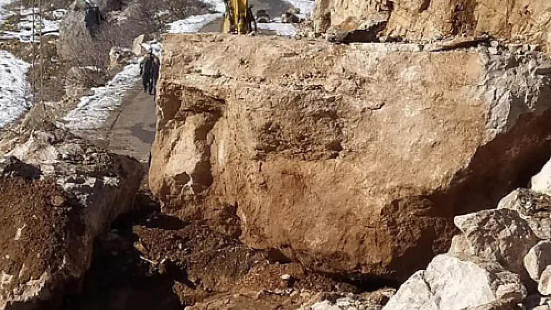 Afyon ekipleri afet bölgesinde yol açma çalışması yapıyor