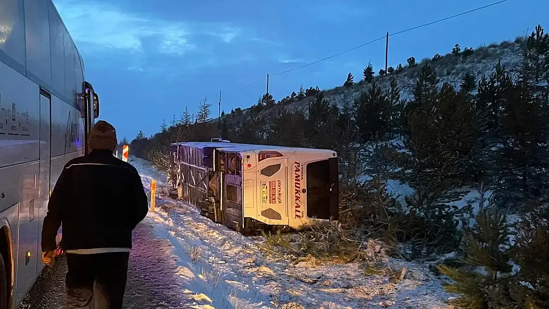 Afyon-Emirdağ'da yolcu otobüsü devrildi, 8 kişi yaralandı