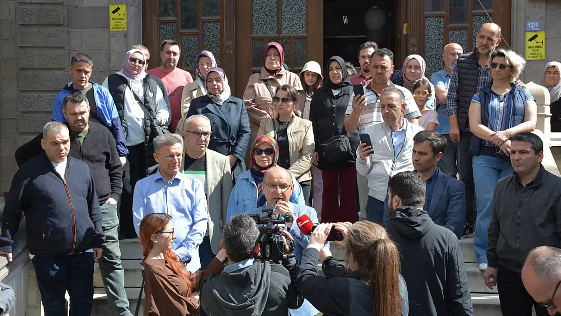 'Afyon Halkı, Afyon Lisesi'nin Tarih Sayfasından Silinmesine Müsaade Etmez'