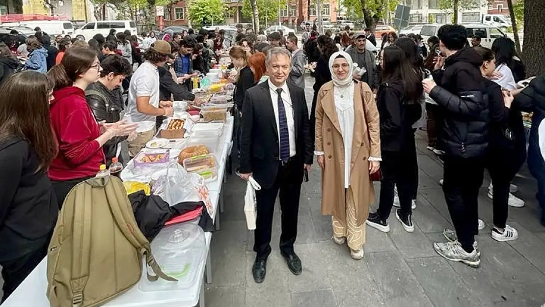 Afyon Lisesinden Kahramanmaraş'taki kardeş okul yararına kermes