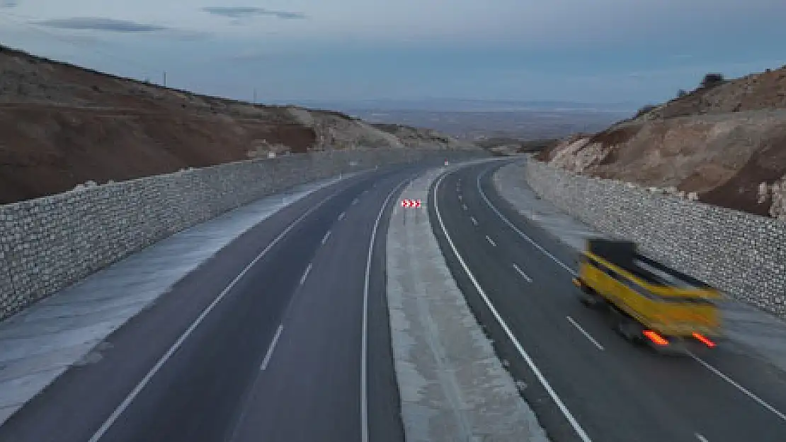 'Afyon-Şuhut bölünmüş yolu Afyon gaymağı gibi'