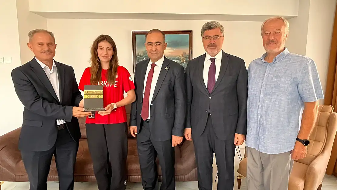 Afyon'un Gururuna AK Parti'den Plaket