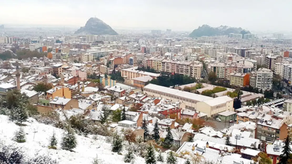 Afyon'a yılın ilk karı yağdı