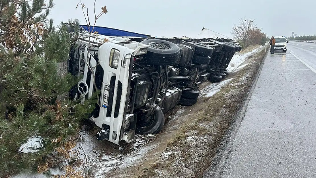 Afyon'da Bira Yüklü Tır Refüje Devrildi, Binlerce Kutu Bira Çevreye Dağıldı