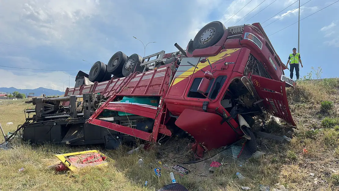 Afyon'da Feci Kaza Makine Yüklü Kamyon Devrildi