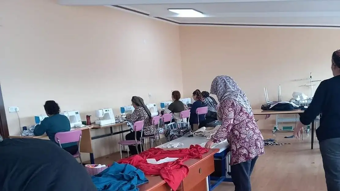 Afyon'da Filistinli Kadın Ve Çocuklar İçin Eşofman Dikimine Başladılar