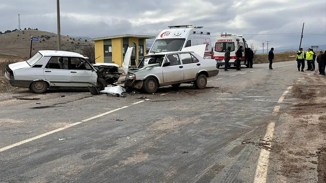 Afyon'da İki Farklı İlçede Gerçekleşen Trafik Kazalarında On Kişi Yaralandı