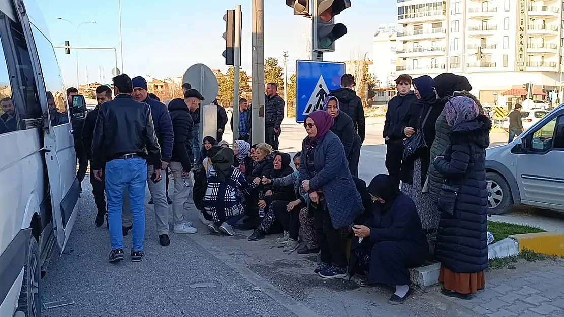 Afyon'da İşçi Servisi Tırla Çarpıştı: Çok Sayıda Yaralı Var