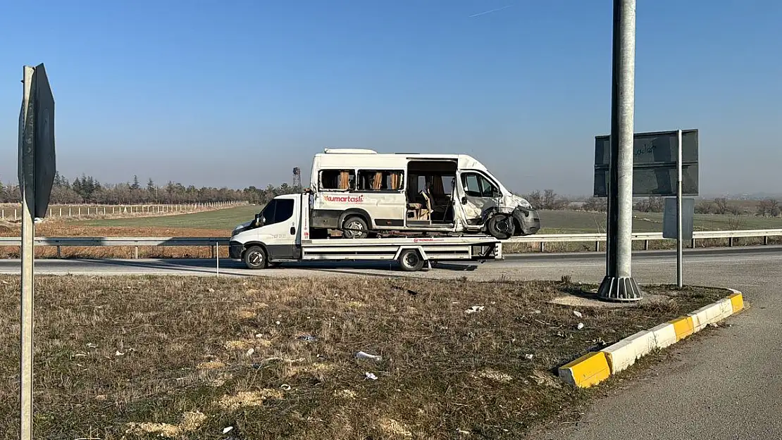 Afyon'da İşçi Servisiyle Otomobil Çarpıştı Çok Sayıda Yaralı Var