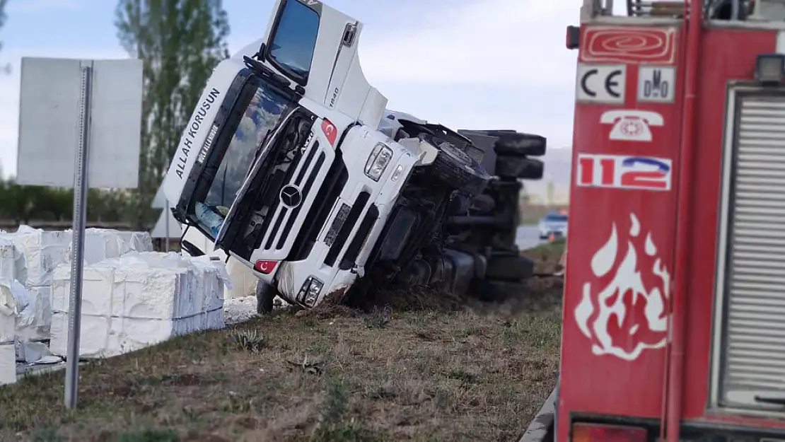 Afyon'da Kontrolden Çıkan Selüloz Yüklü Tır Devrildi