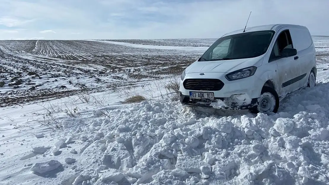 Afyon’da mahsur kalan sürücü iş makineleri ile kurtarıldı