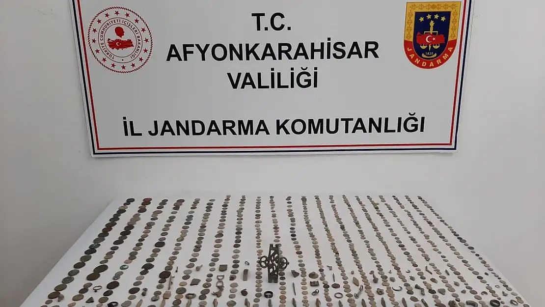 Afyon'da Mezarlık İşçisinin Evinden Yüzlerce Tarihi Sikke Çıktı