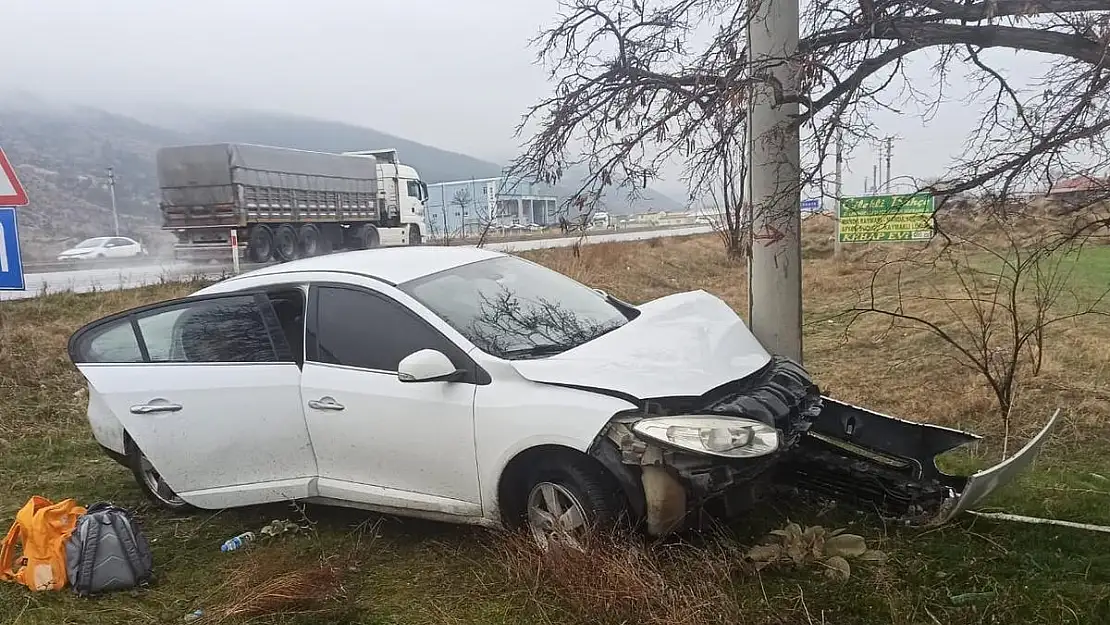 Afyon'da Otomobil Elektrik Direğine Çarptı: 3 Kişi Yaralandı