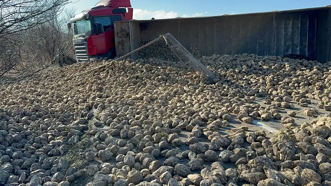 Afyon'da Pancar Yüklü Tır Devrildi, Karayolu 1 Saat Ulaşıma Kapandı