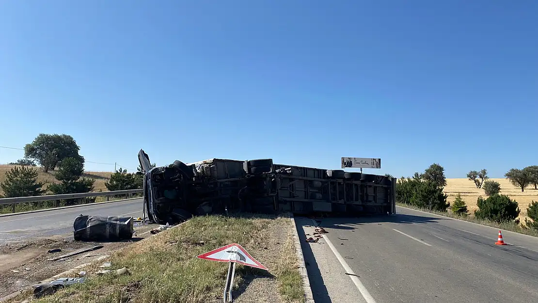 Afyon'da Refüje Devrilen Tırın Sürücüsü Yaralandı