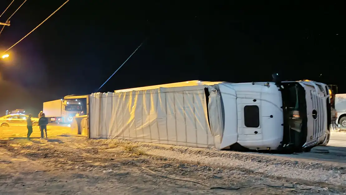 Afyon'da Rulo Kağıt Yüklü Tır Devrildi