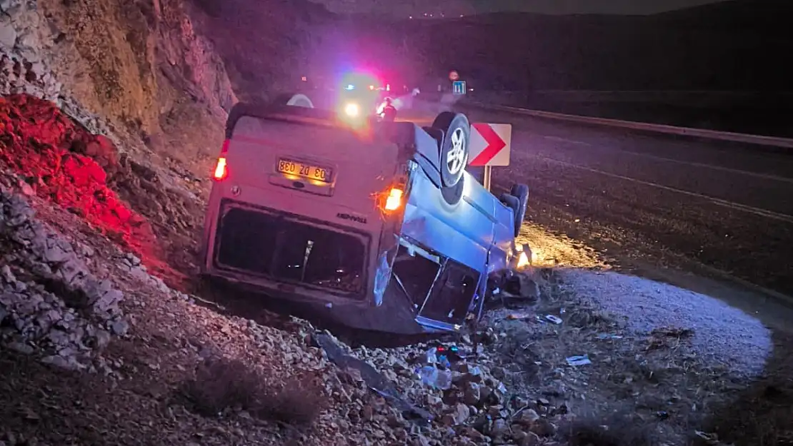 Afyon'da Takla Atan Minibüste 3 Kişi Yaralandı