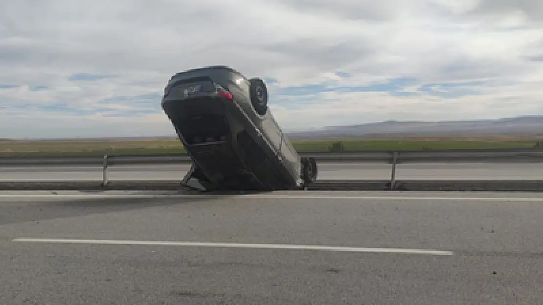 Afyon'da Takla Atıp Refüje Daldı Otomobilde 2 Kişi Yaralandı