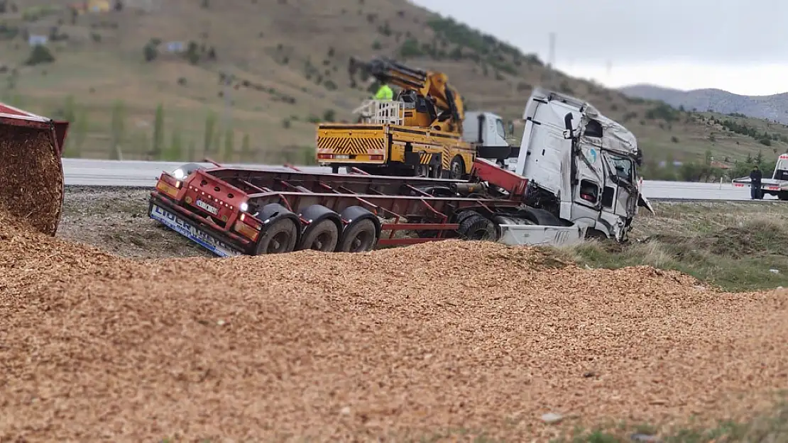 Afyon’da Talaş Yüklü Tır Devrildi, Sürücüsü Yaralandı