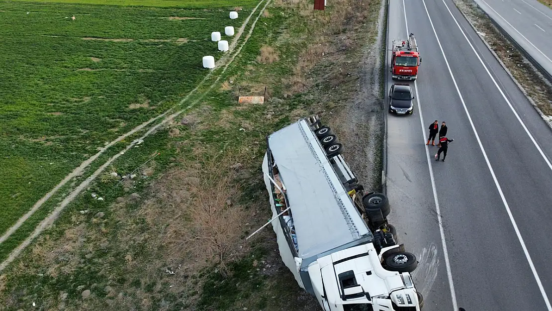 Afyon'da Temizlik Malzemesi Yüklü Tır Devrildi