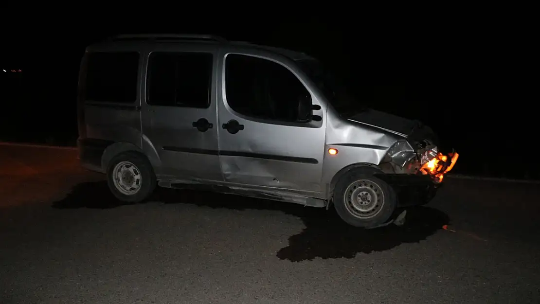 Afyon'da Ticari Araç İle Çarpışan Motosikletin Sürücüsü Ağır Yaralandı