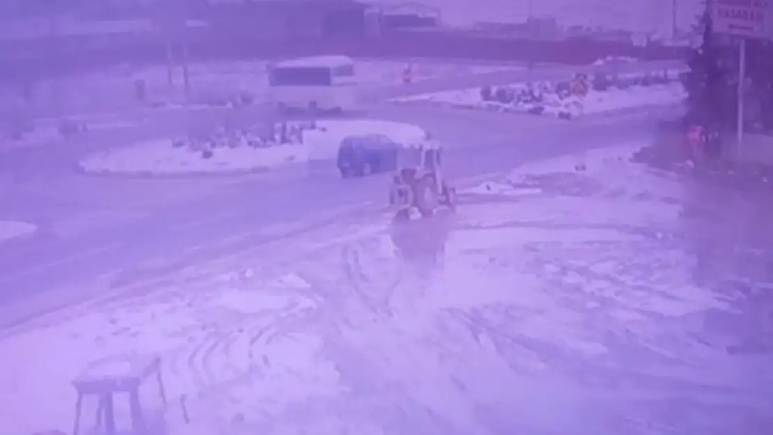 Afyon’da TIR traktörü biçti. İşte o görüntüler