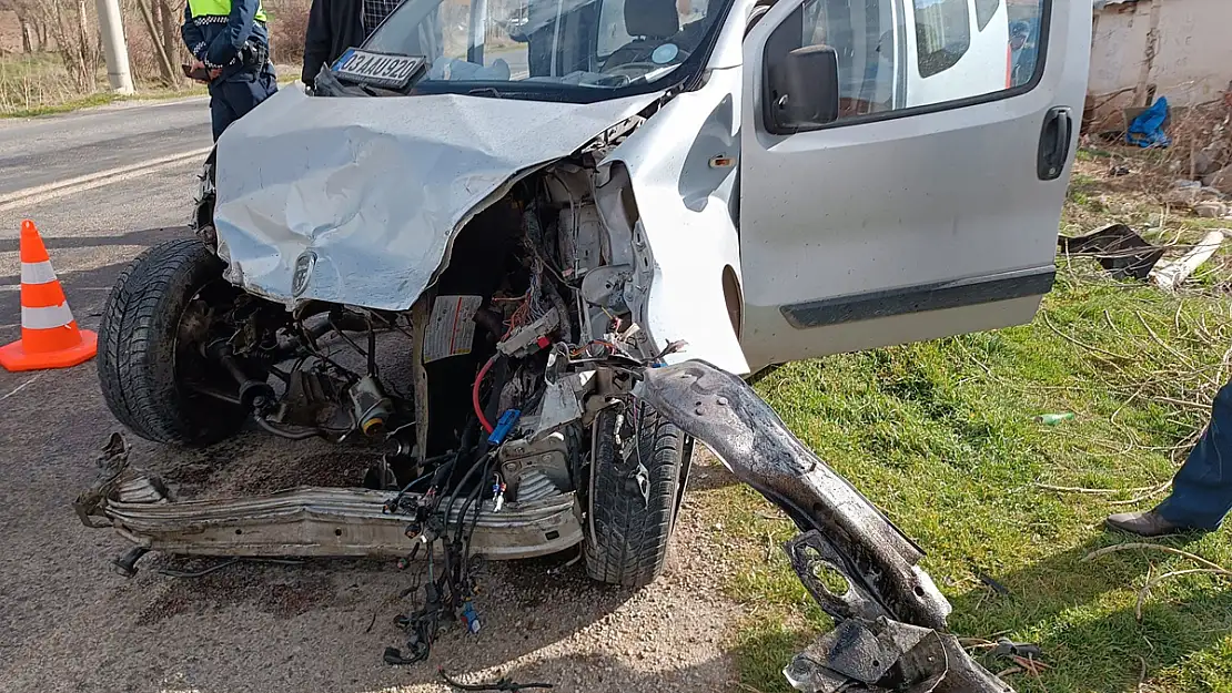 Afyon’da Tıra Çarpan Hafif Ticari Aracın Sürücüsü Ağır Yaralandı