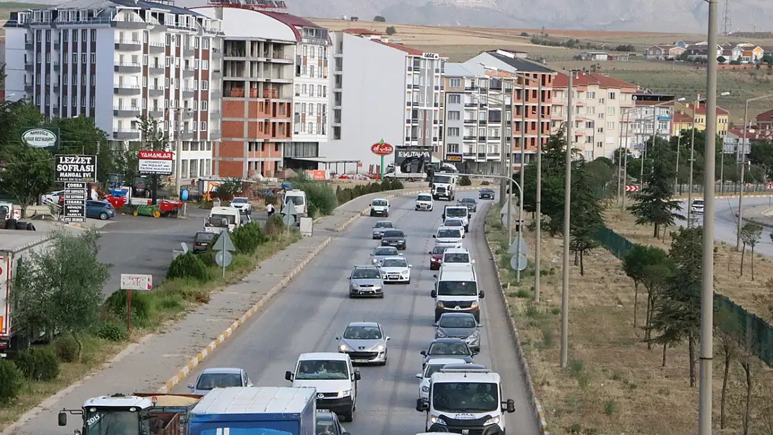 Afyonkarahisar-Antalya Karayolunda Bayram Trafiği Başladı