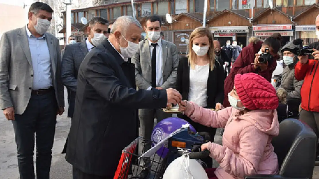 Afyonkarahisar Belediyesi 10 engelliye akülü araç dağıttı