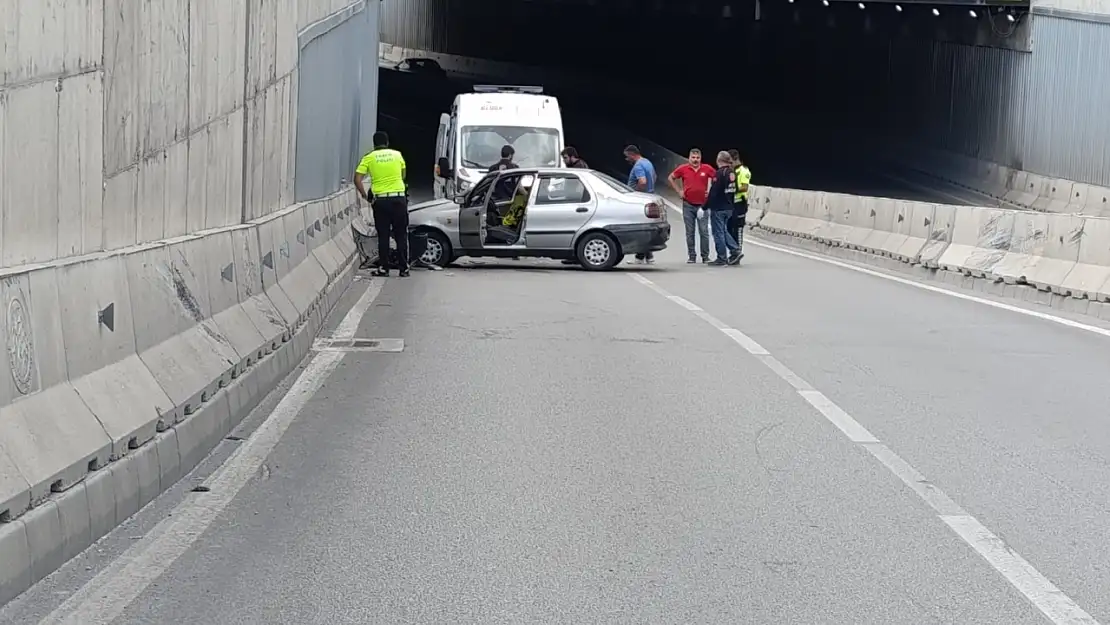 Afyonkarahisar'da Otomobil Bariyerlere Çarptı: 3 Yaralı