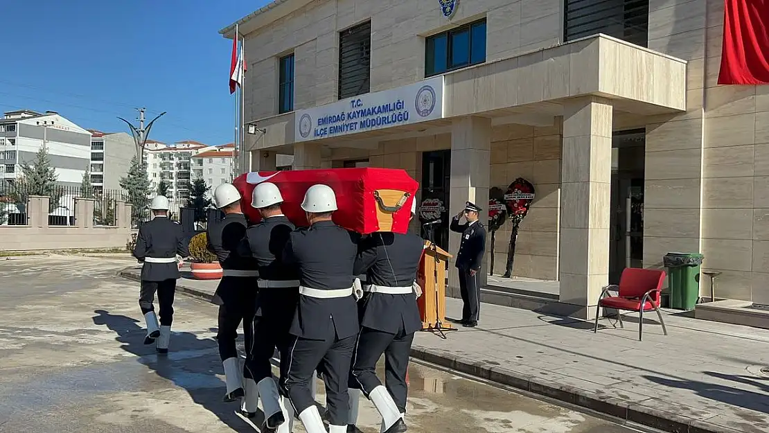 Afyonkarahisar Emirdağ İlçe Emniyet Müdürlüğü'nde görevli polis memuru Metin Erdir (45) evinde kalp krizi geçirerek hayatını kaybetti. Polis memuru Erdil için Emirdağ İlçe Emniyet Müdürlüğü'nde tören düzenlendi. Geçtiğimiz gün evinde kalp krizi geçiren Em