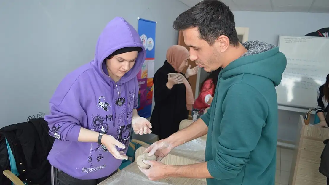 Afyonkarahisar'da gençler çini ve seramik eğitimi alıyor