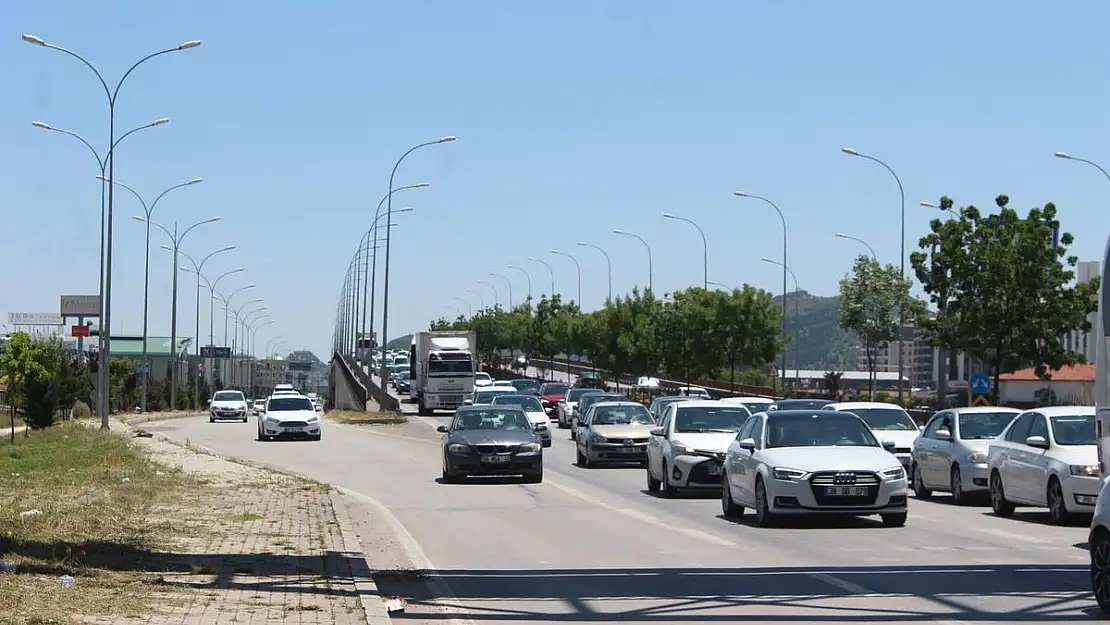 Afyonkarahisar'da kavşak noktalarda trafik yoğunluğu yaşanıyor