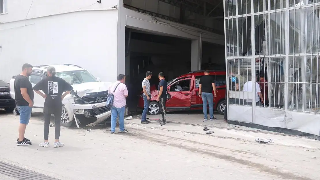 Afyonkarahisar’da kavşakta çarpışan araçlardan biri dükkana girdi