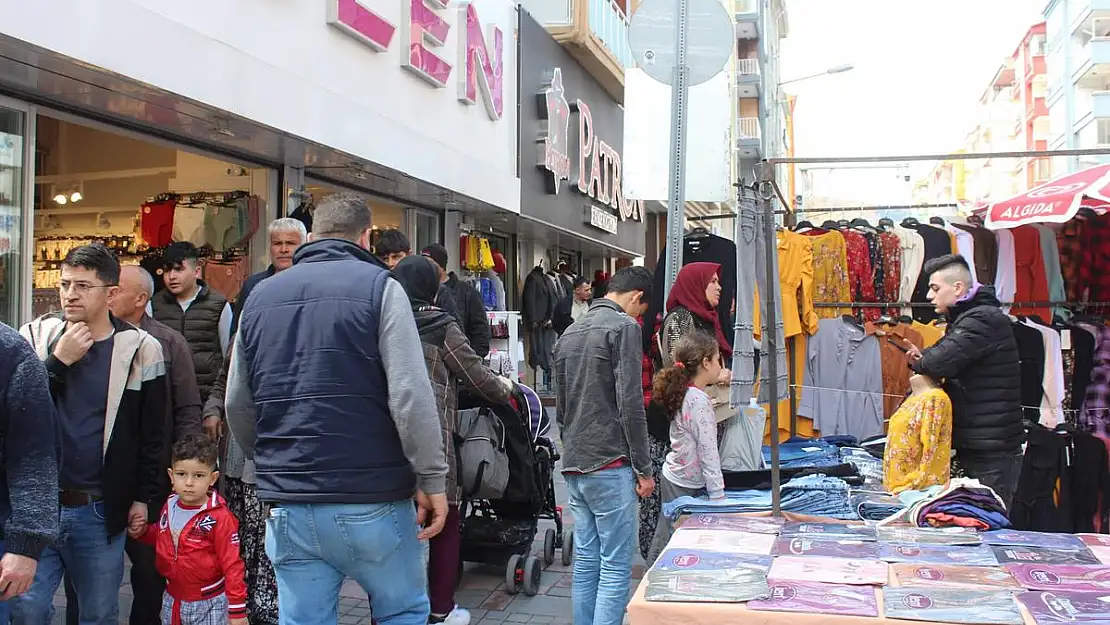 Afyonkarahisar'da kurulan bayram pazarında Arife günü yoğunluğu