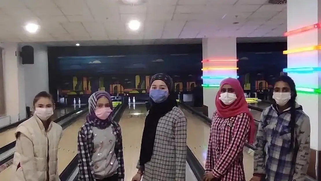 Afyonkarahisar'da ortaokul öğrencileri bowlingde buluştu