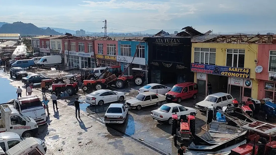 Afyonkarahisar'da şiddetli rüzgar çatıları uçurdu