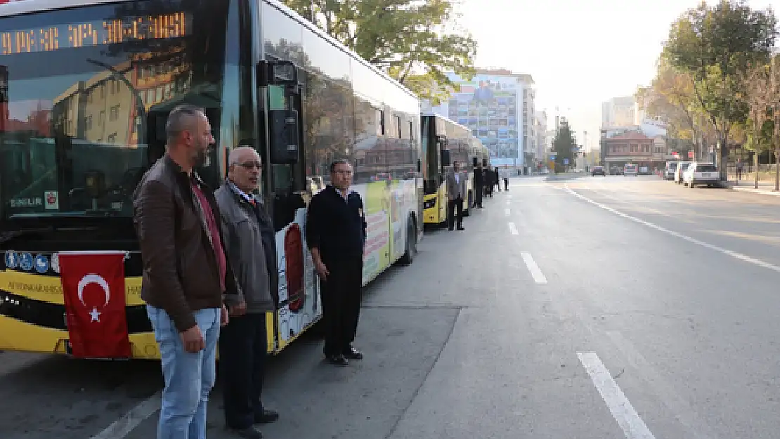 Afyonkarahisar’da Trafik Durdu, Bayraklar Yarıya İndi